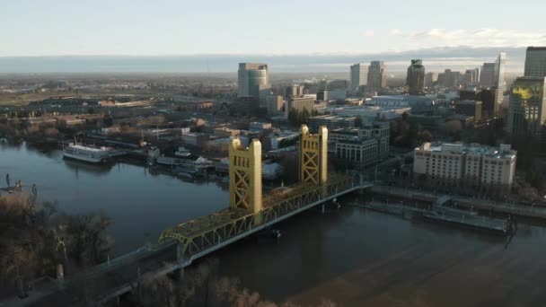 Aerial Drone Right Parallax Tower Bridge Downtown Sacramento Including Old — ストック動画