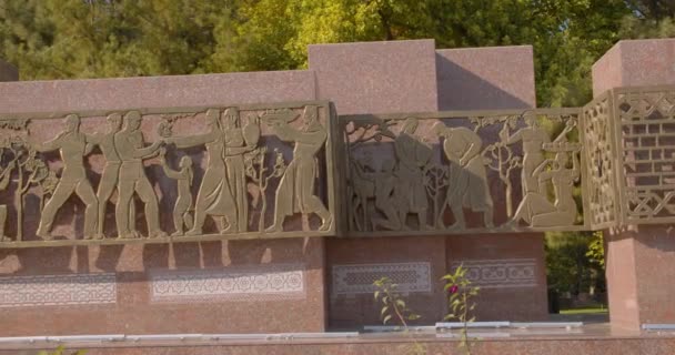 Monument Courage Tashkent Uzbekistan Dedicated Strongest Earthquake 1966 Moving Shot — стоковое видео