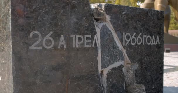 Monument Courage Tashkent Uzbekistan Dedicated Strongest Earthquake 1966 Moving Shot — Stok video