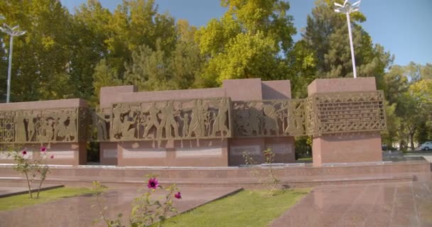 Monument Courage Tashkent Uzbekistan Dedicated Strongest Earthquake 1966 Moving Shot — Αρχείο Βίντεο