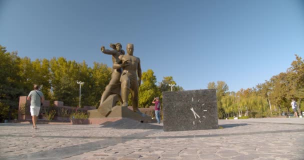 Monument Courage Tashkent Uzbekistan Dedicated Strongest Earthquake 1966 Static Shot — Videoclip de stoc