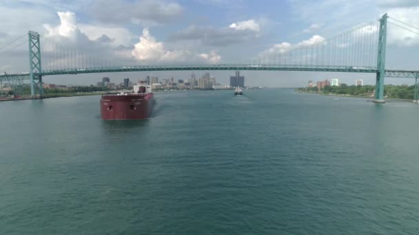 Video Aerial Large Tanker Ships Detroit River Downtown Detroit — Vídeo de Stock