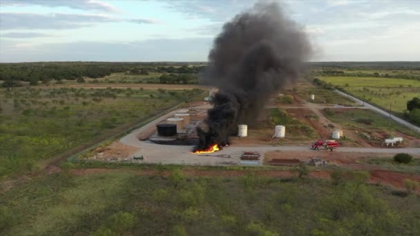 Пожар Нефтепромысле Танковой Ферме Западном Техасе — стоковое видео