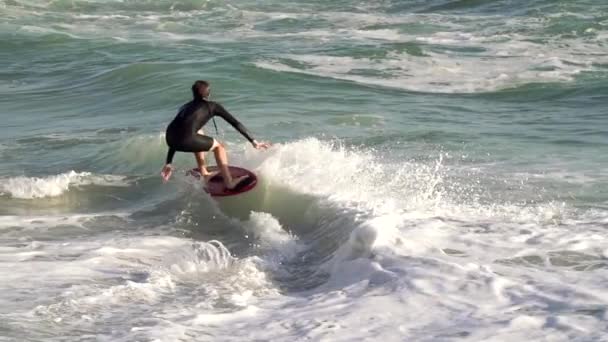Молодий Скейтбордист Серфер Їде Хвилю Повільного Руху Пляжі Під Час — стокове відео