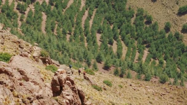 Three Tourists Walk Hot Summer Day High Atlas Morocco — Vídeo de stock