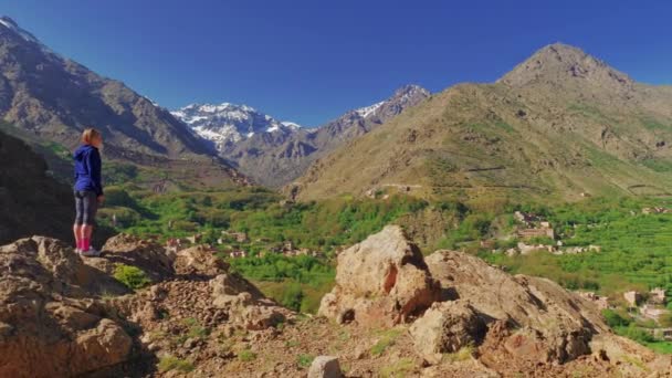 Blonde Tourist Girl Standing Valley Imlil High Atlas Morocco — Stockvideo