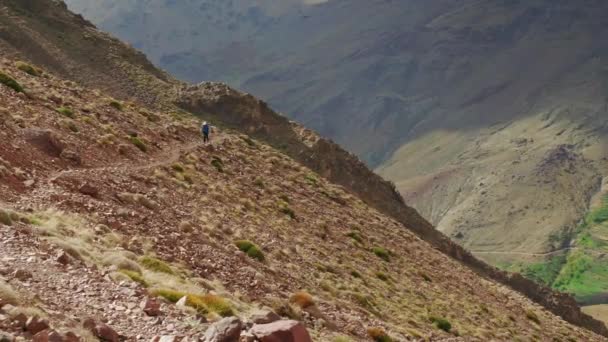 Tourist Distance Walking Camera High Atlas Morocco — Vídeo de Stock