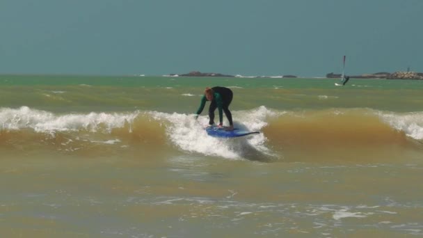 Beginner Surfer Girl Falling Surfboard Waves Morocco Essaoiura — Wideo stockowe