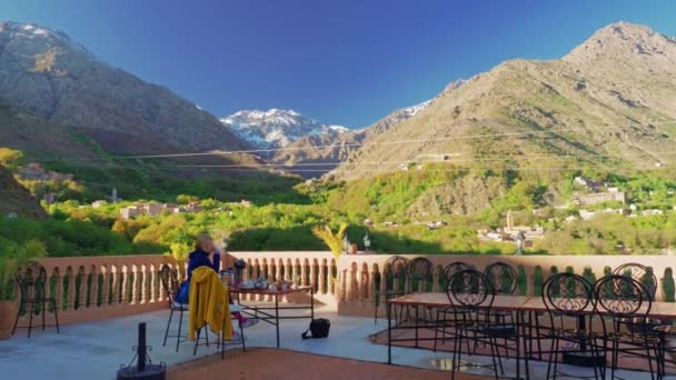 Tourist Eating Breakfast Rooftop Terrace Imlil Toubkal View Morocco — Vídeos de Stock