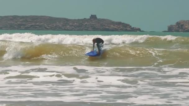Beginner Surfer Girl Rides Wave Soft Surfboard Morocco Slow Motion — Vídeos de Stock