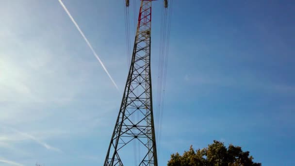 Palo Alta Tensione Con Cielo Blu — Video Stock