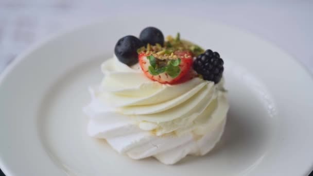 Mini Pavlova Cake Meringue Dessert Crisp Crust Soft Rotation — Stock Video