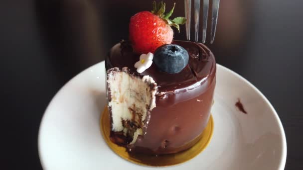 Yummy Looking Mini Chocolate Cake White Plate Blue Berry Strawberry — Stockvideo