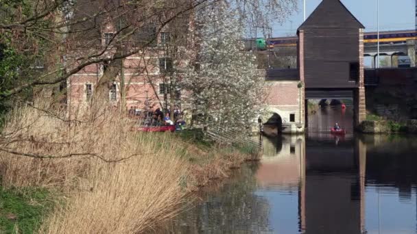Canoeing Inner City River Mechelen Background Train Pass — Vídeo de Stock