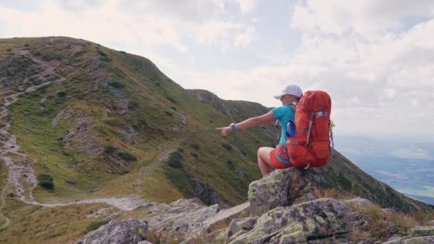 Woman Backpacker Showing Direction Hiking Path Mountains — Stock video