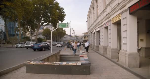Tbilisi Georgia Freedom Square Buku Lama Dijual Orang Orang Berjalan — Stok Video
