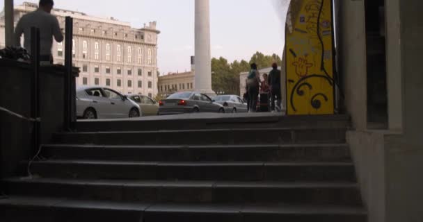 Tbilisi Georgia Stairs View Freedom Monument — стоковое видео
