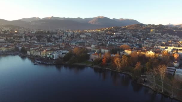 Drone View Beautiful Town Surrounded Mountains Next Lake Sunset Autumn — Vídeo de Stock