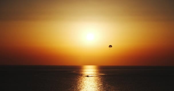 Parasailing Parascending Parakiting Paragliding Cinematic Sunset Boat Ten Bit Four — Vídeos de Stock