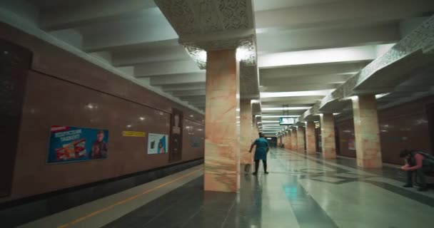 Moving Tashkent Underground Metro Subway Milliy Bog Station Former Yoshlik — Stock video