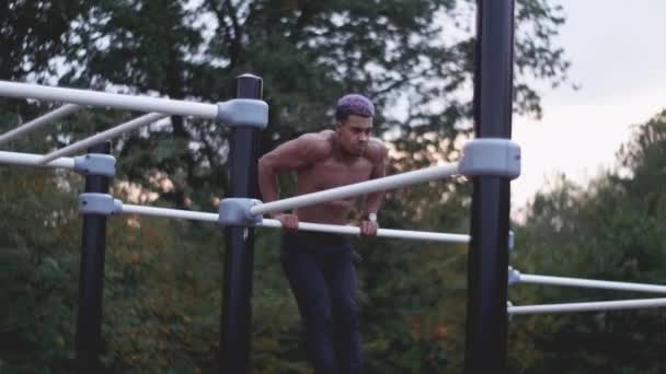 Dolly Shot Young Ripped Man Doing Muscle Ups Outdoor Calisthenics — Vídeos de Stock