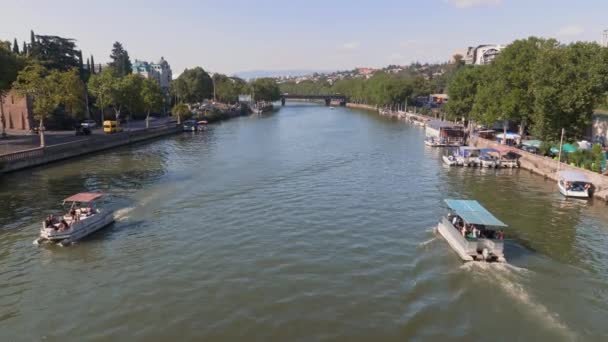 Ship Transportation Kura River Tbilisi City Sunny Day Georgia — Vídeo de stock