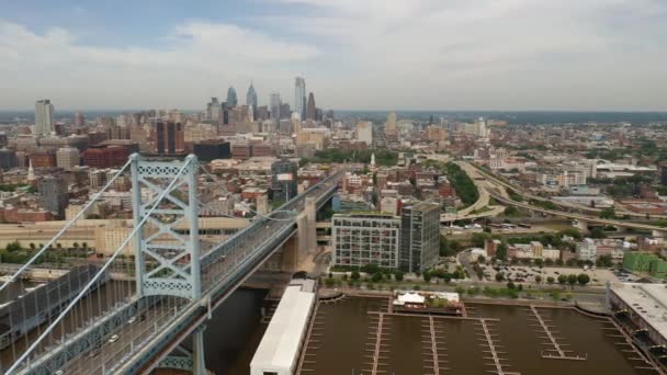 Aerial View Philadelphia Ben Franklin Bridge Skyline Summer Cars Traffic — Wideo stockowe