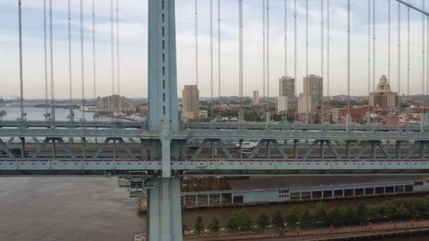 Close Aerial View Philadelphia Ben Franklin Bridge River Summer Cars — Stock Video
