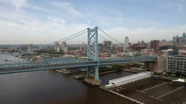 Aerial View Pan Right Philadelphia Ben Franklin Bridge Skyline Summer — Wideo stockowe