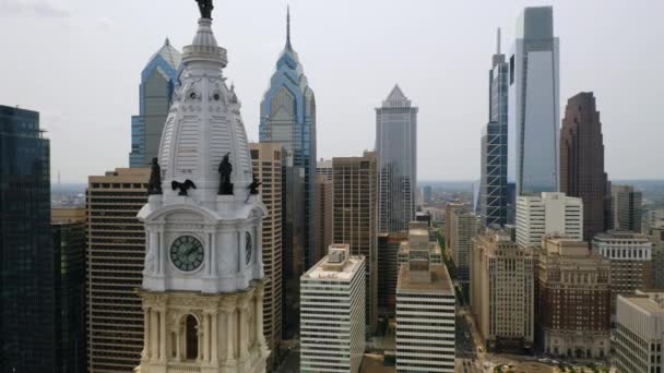 Close Aerial View Philadelphia Center City Skyline City Hall Tower — Stockvideo