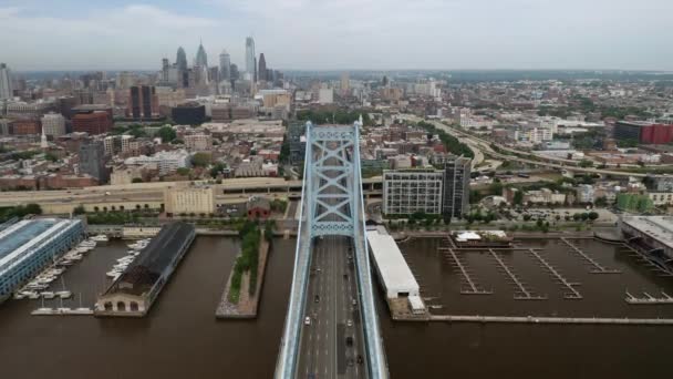 Aerial View Moving Forward Philadelphia Ben Franklin Bridge Skyline Summer — 图库视频影像