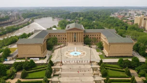 Aerial Drone View Moving Backward Showing Philadelphia Museum Art Surrounded — Wideo stockowe
