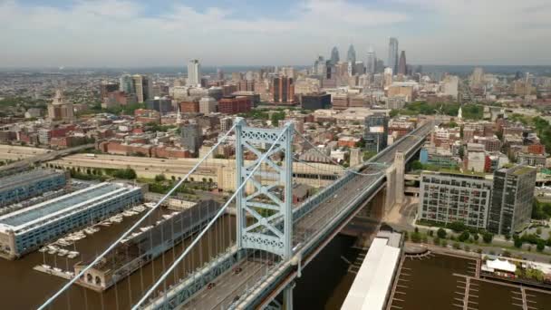 Aerial Rotating View Philadelphia Ben Franklin Bridge Skyline Summer Cars — Stok video