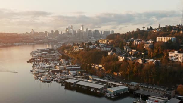Drone Aerial Rise Lake Union Seattle Skyline Background Morning Traffic — Stockvideo