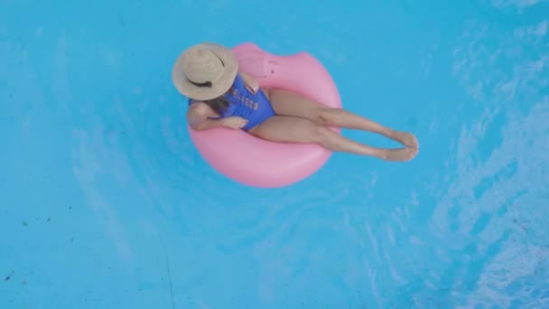 Beautiful Young Woman Relaxing Pink Inflatable Ring Swimming Pool Top — Stock video