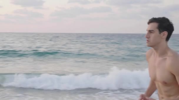 Трек Знятий Сорочці Чоловік Бігун Біжить Пляжі Ввечері — стокове відео