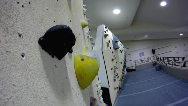 Close Side Someone Feet Climb Rock Climbing Gym Buldering Climbing — Stok video