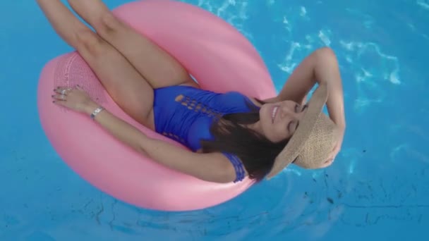 Happy Woman Relaxing Pool Inflatable Pink Ring Aerial — Vídeos de Stock