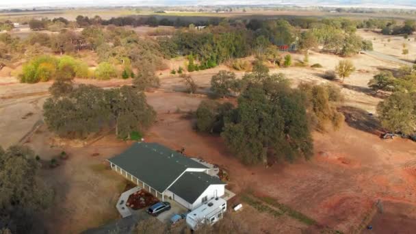 Aerial Drone Shot Pans Rural Farm Home Oak Trees — 图库视频影像