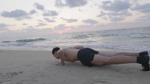 Fit Handsome Man Exercising Beach Sunset Performing Push Ups — Αρχείο Βίντεο