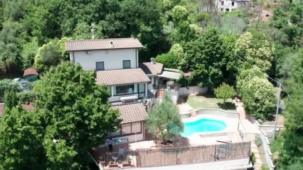 Jib Small Mediterranean Villa Pool Surrounded Trees — Stockvideo