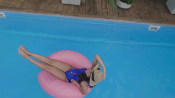 Cheerful Woman Relaxing Pink Inflatable Ring Pool Vacations — Vídeos de Stock