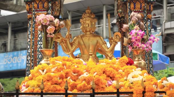 Erawan Shrine Bangkok Thailand People Offering Yellow Garlands Golden Statue — Wideo stockowe