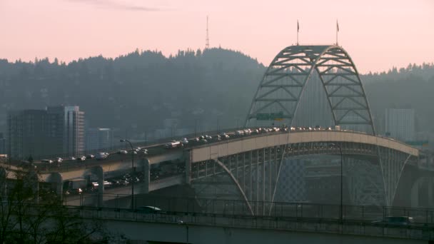 Sunset Shot Traffic Entering Leaving Portland Oregon Interstate Bridge — 비디오