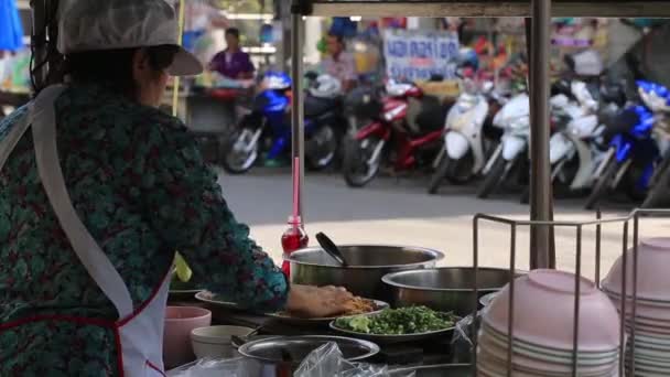 Lady Street Vendor Arranging Mixing Soup Selling Streets Bangkok Thailand — ストック動画