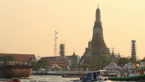 Бангкок Таїланд Човни Пливуть Через Річку Чао Фрая Фасаді Храму — стокове відео