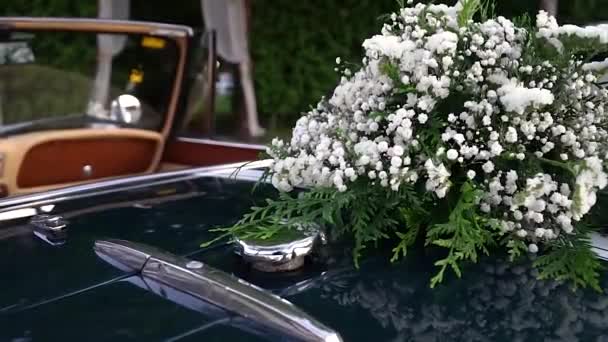 Wedding Flower Bouquet Convertible Classic Car Slide Right — Vídeo de Stock