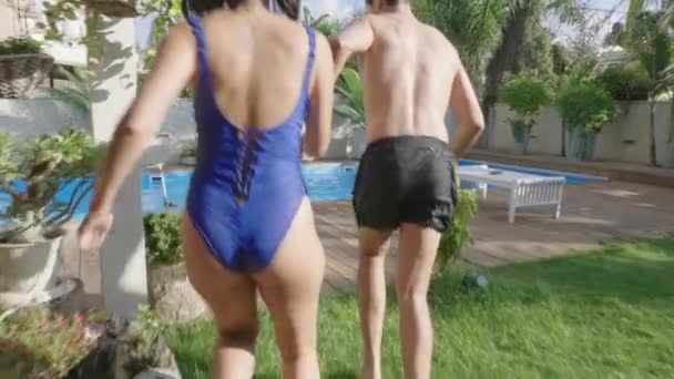 Attraktives Glückliches Paar Springt Ins Schwimmbad Urlaubskonzept — Stockvideo