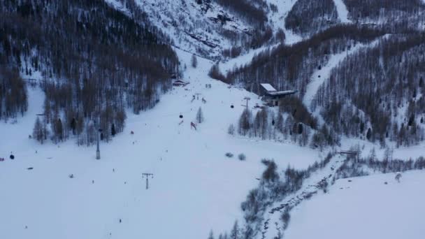 Flying Ski Lifts Busy Resort Winter — ストック動画