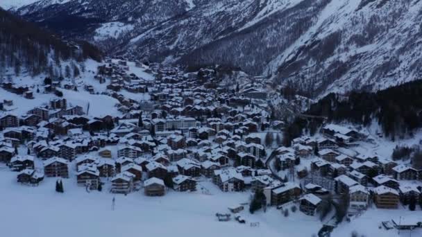 Aerial Beautiful Snow Covered Mountain Town — ストック動画